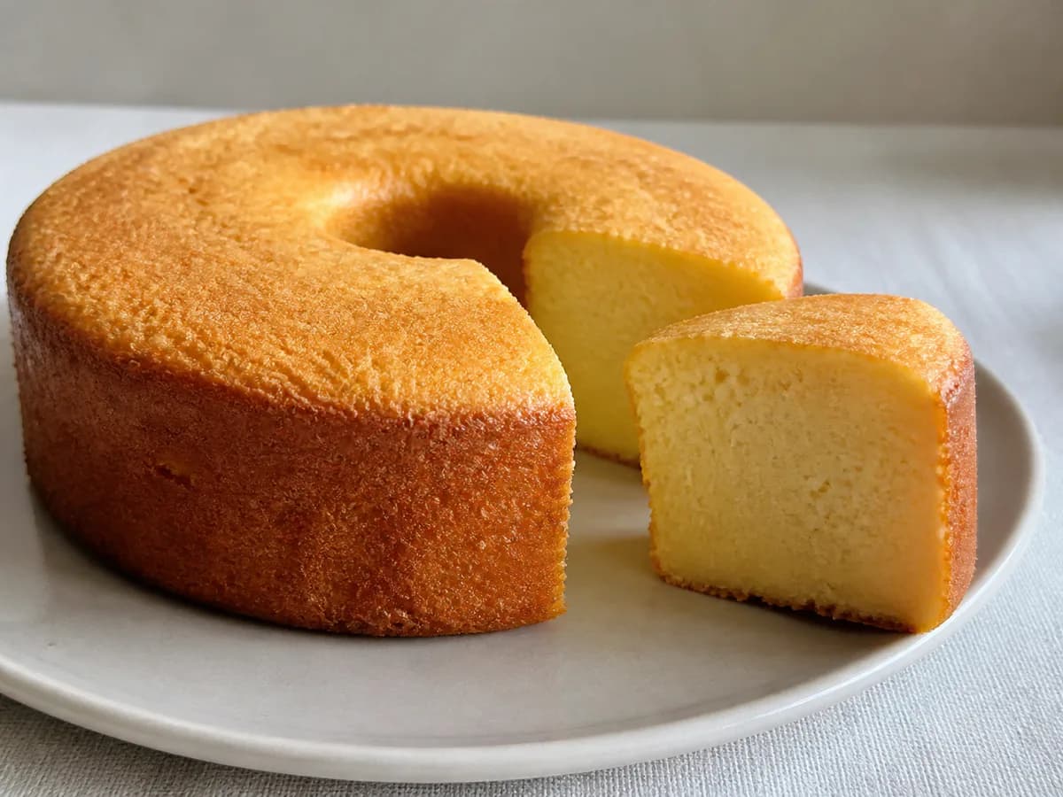 Pormenor de uma porção de Bolo de Maizena Cremoso