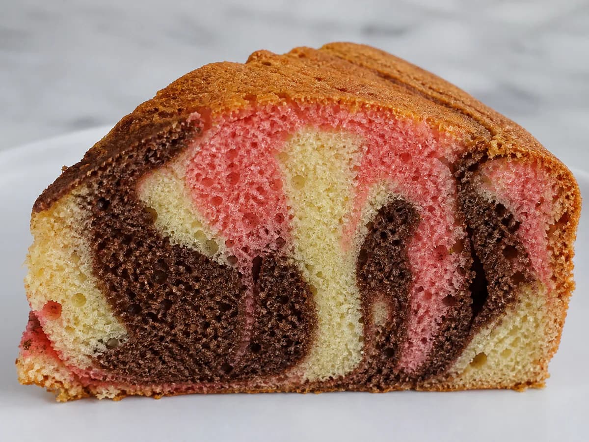 Pormenor de uma porção de Bolo Mármore Tricolor