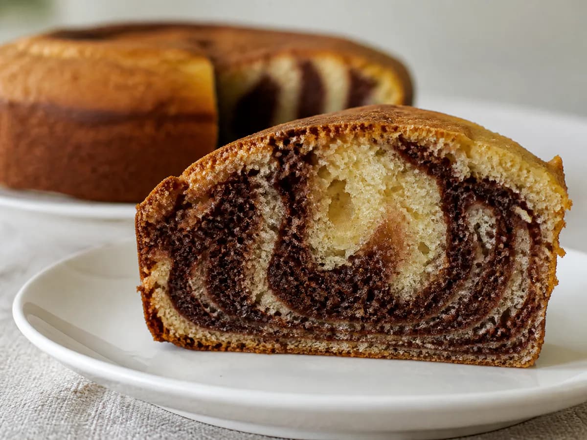 Pormenor de uma porção de Bolo Mármore para a Páscoa