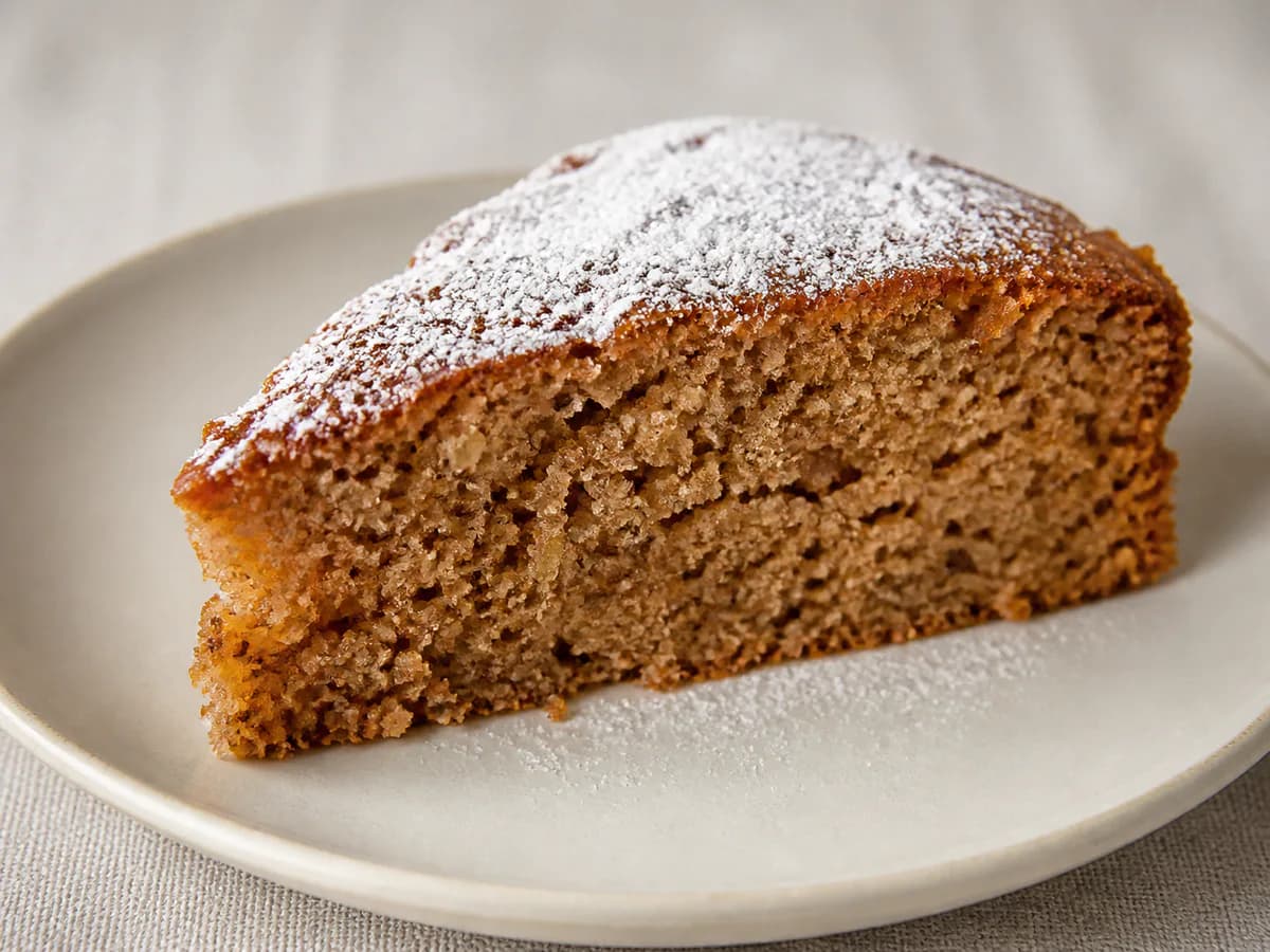Pormenor de uma porção de Bolo de Noz e Café