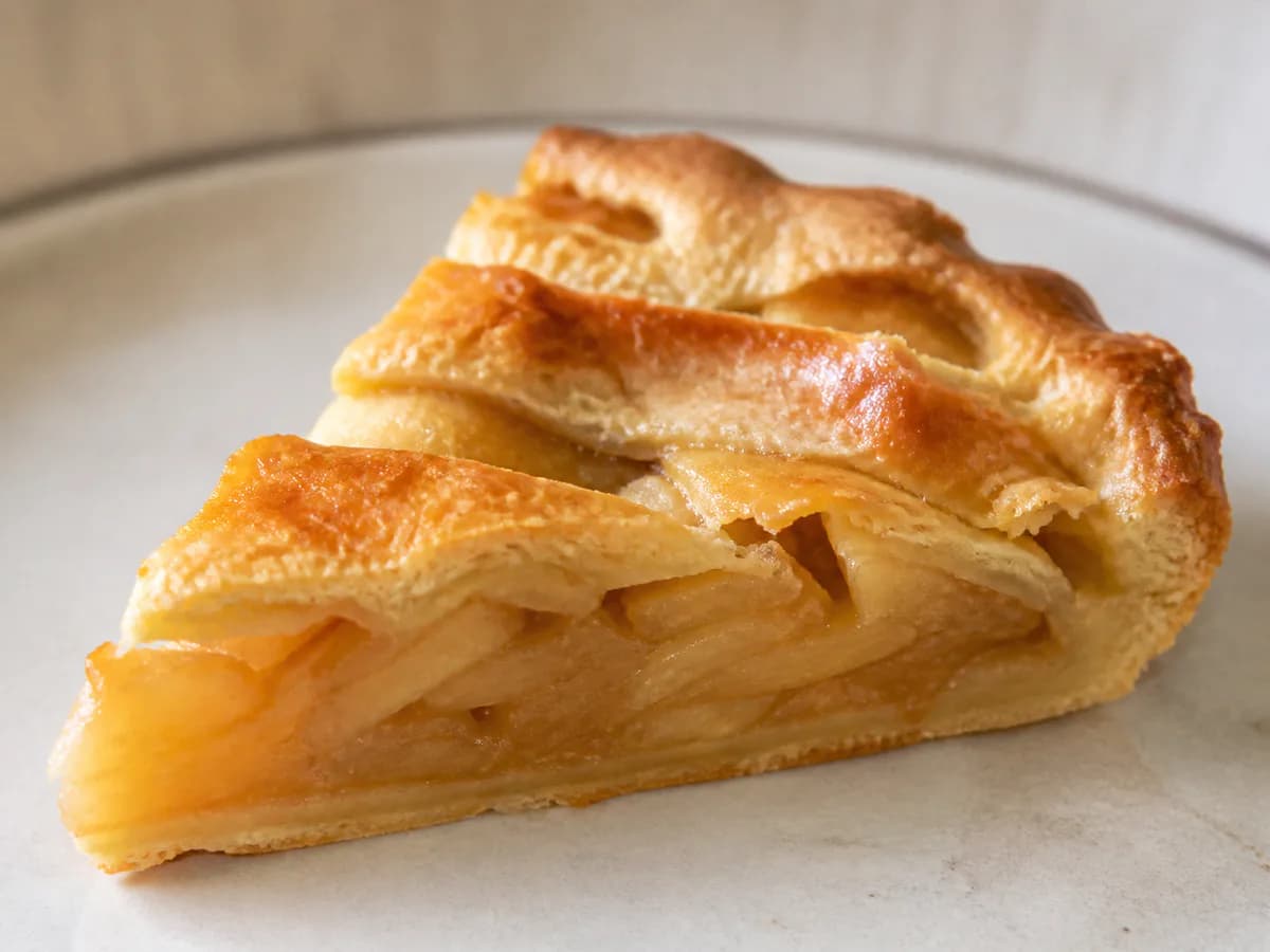 Pormenor de uma porção de Tarte de Maçã com Base de Massa Quebrada