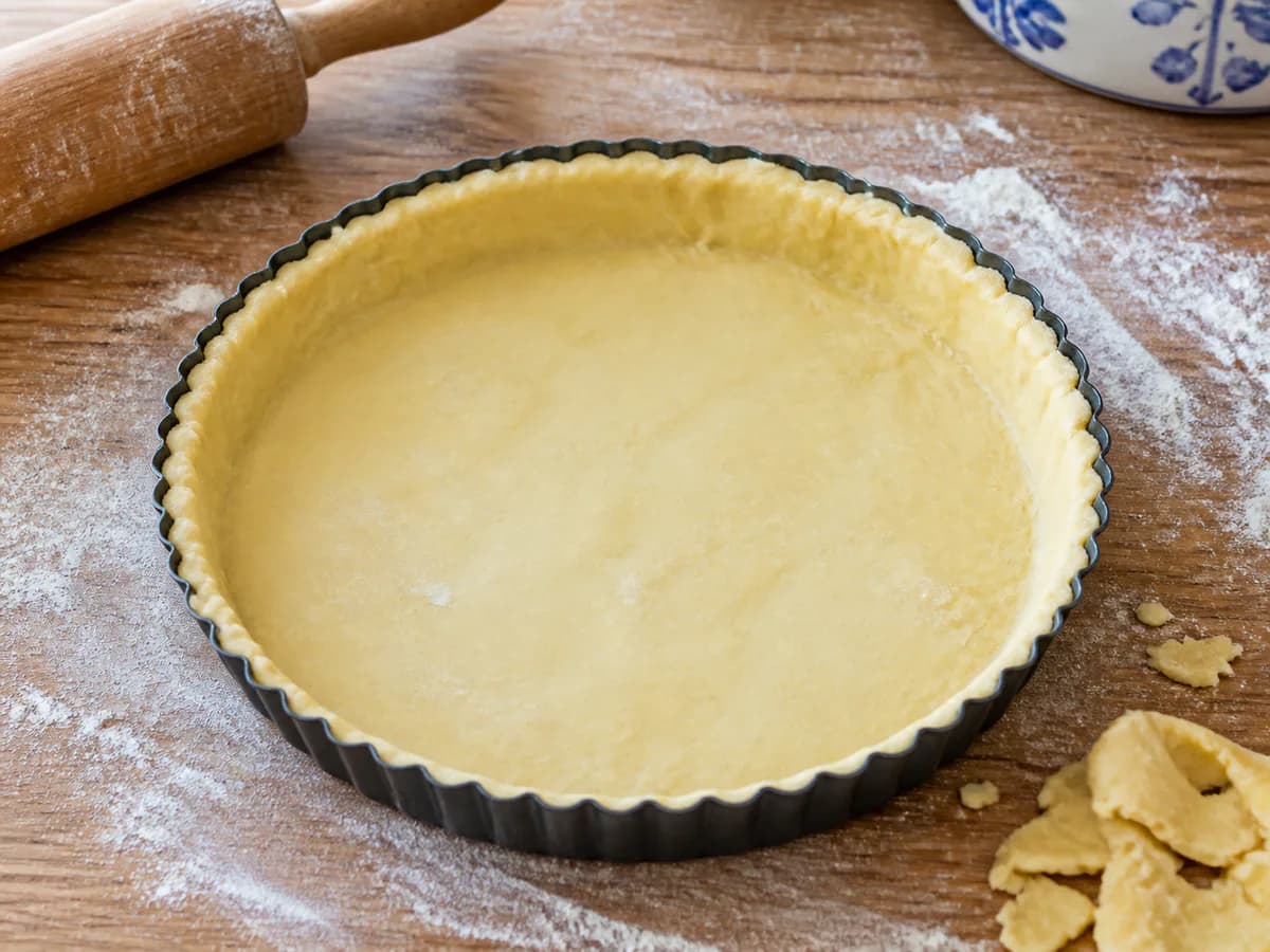 Preparação de Bolo ou Tarte de Maçã Clássica durante a confeção