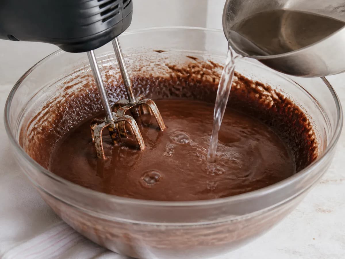 Preparação de Bolo Perfeito de Chocolate durante a confeção