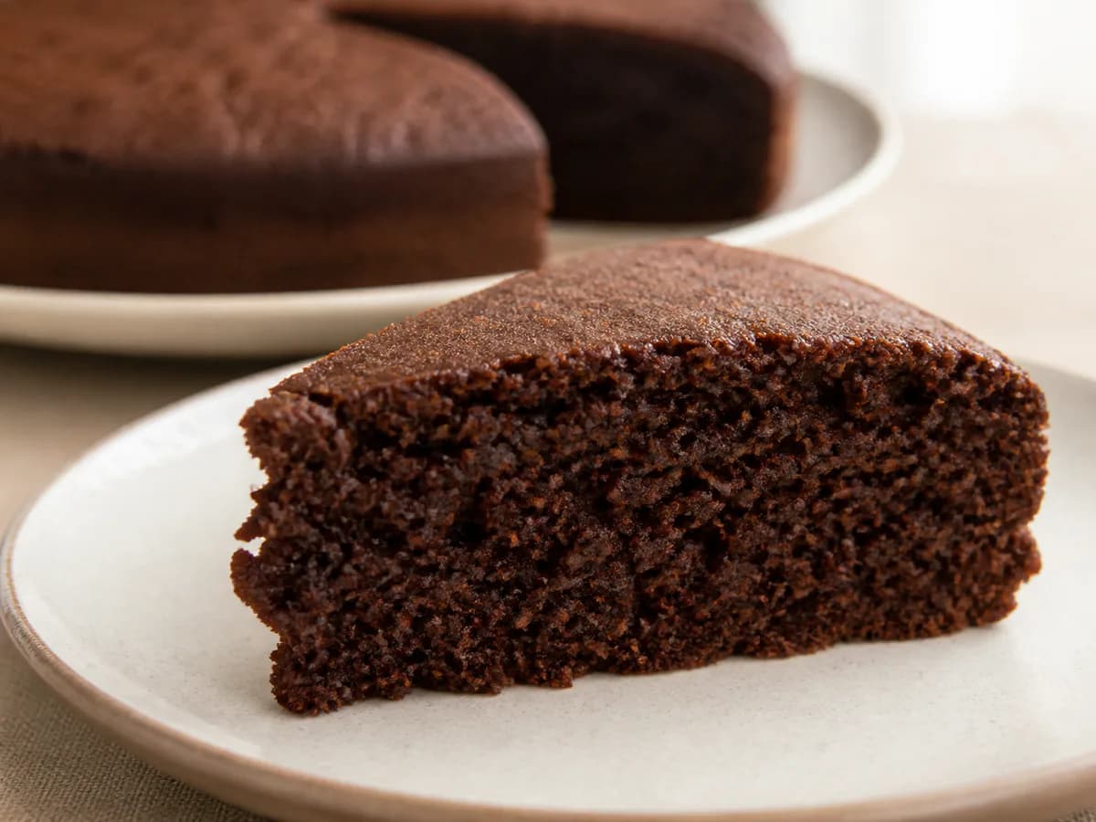Pormenor de uma porção de Bolo Perfeito de Chocolate
