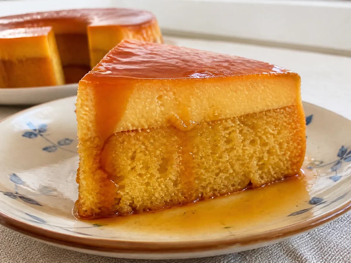 Pormenor de uma porção de Bolo Pudim com Agradável Sabor a Laranja