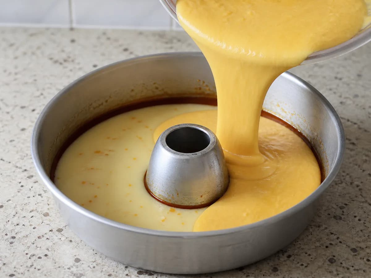 Preparação de Bolo Pudim com Agradável Sabor a Laranja durante a confeção