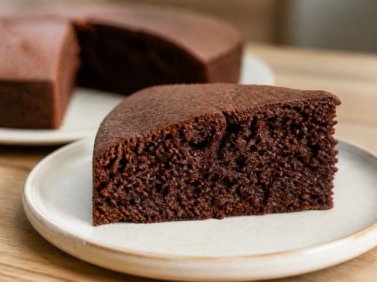 Pormenor de uma porção de Bolo Quente de Chocolate Húmido