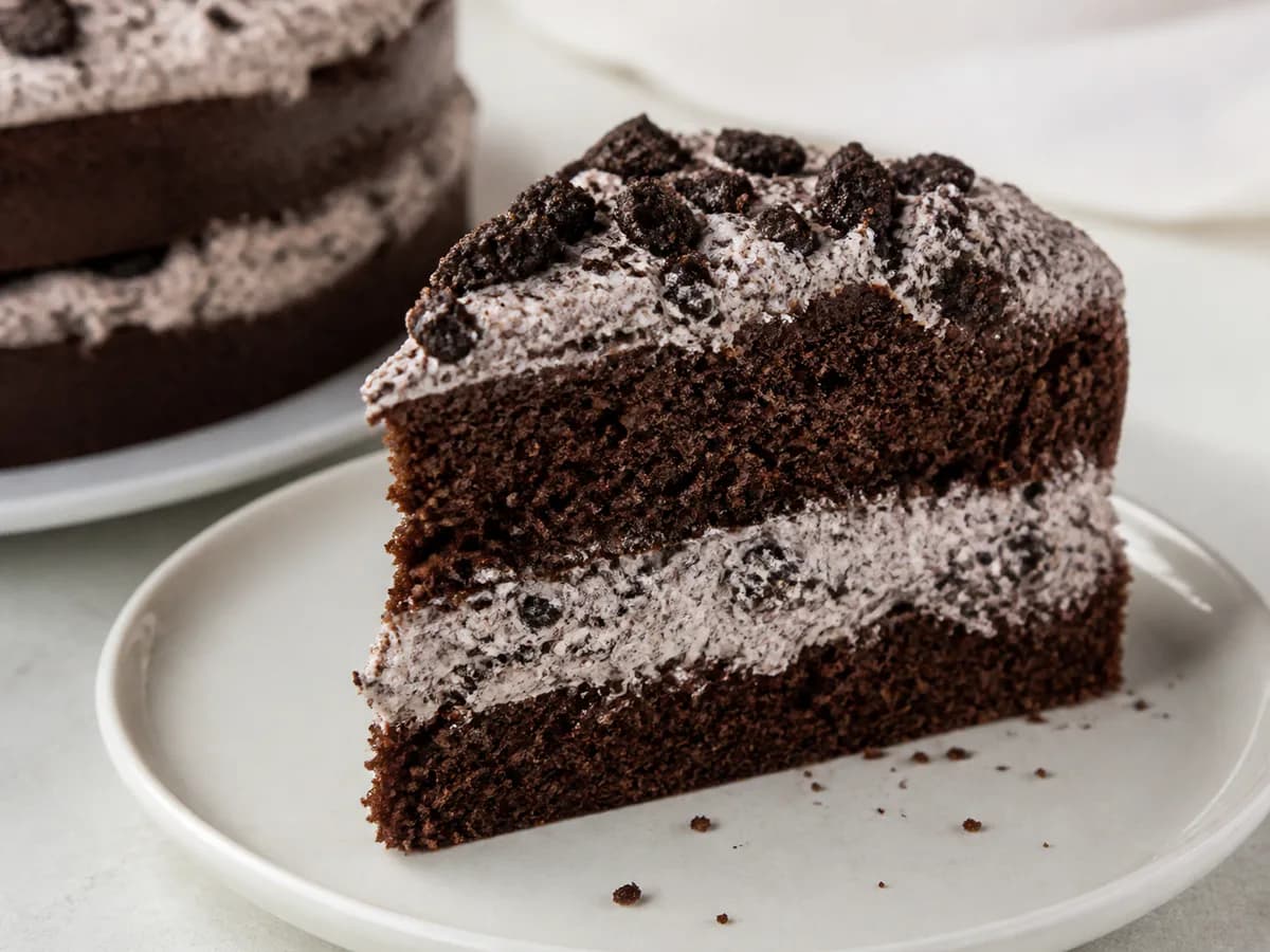 Pormenor de uma porção de Bolo Recheio Oreo Delicioso