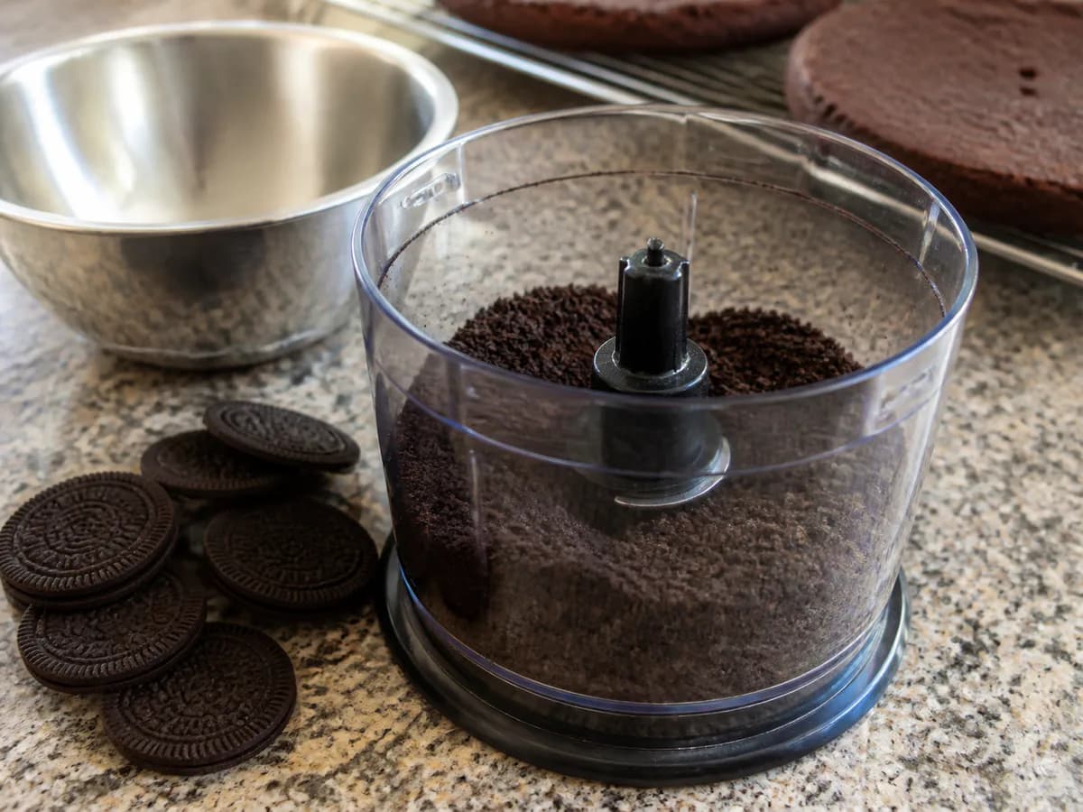 Preparação de Bolo Recheio Oreo Delicioso durante a confeção