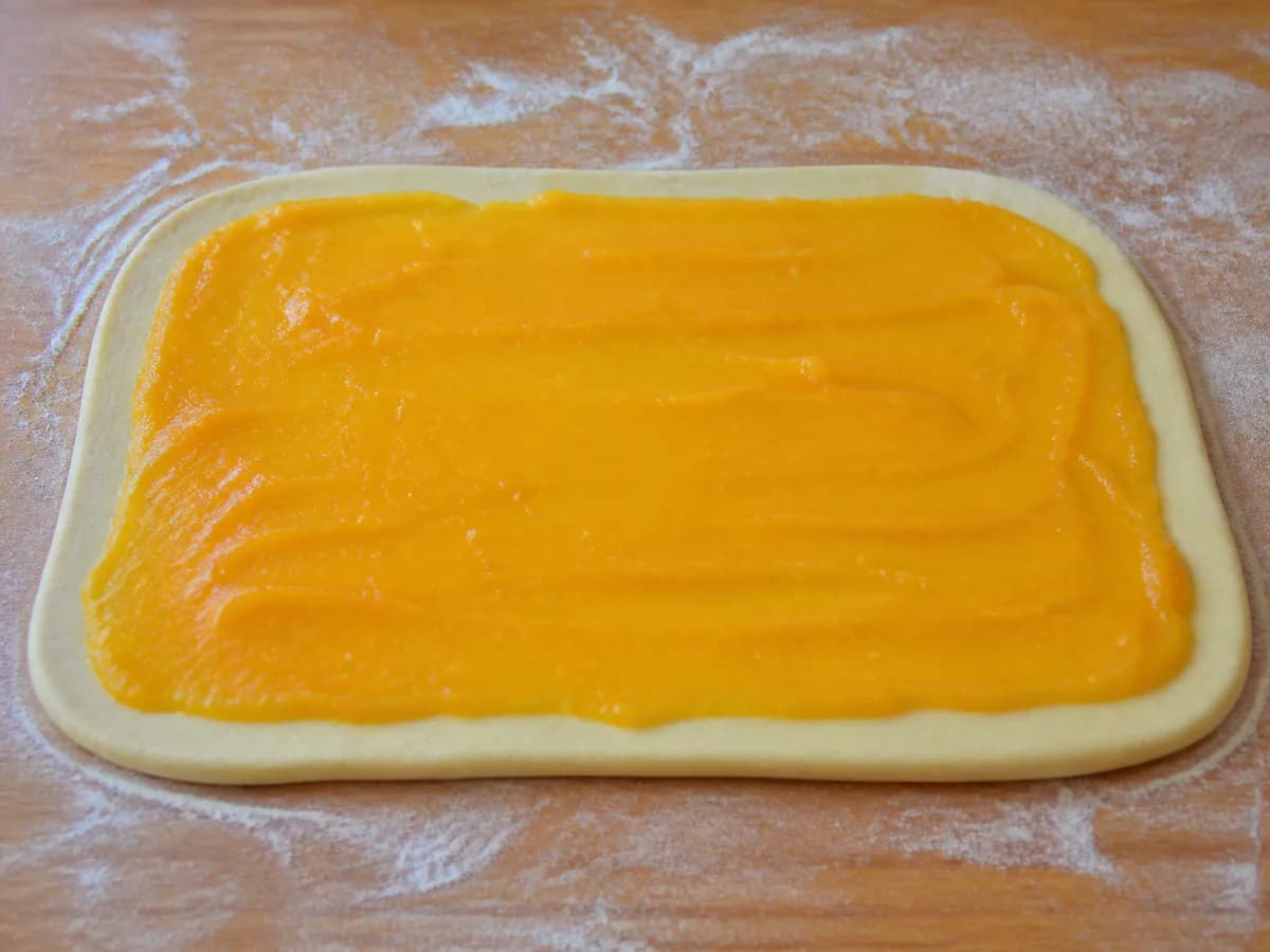 Preparação de Bolo Rei Escangalhado com Doce de Ovos e Amêndoas durante a confeção