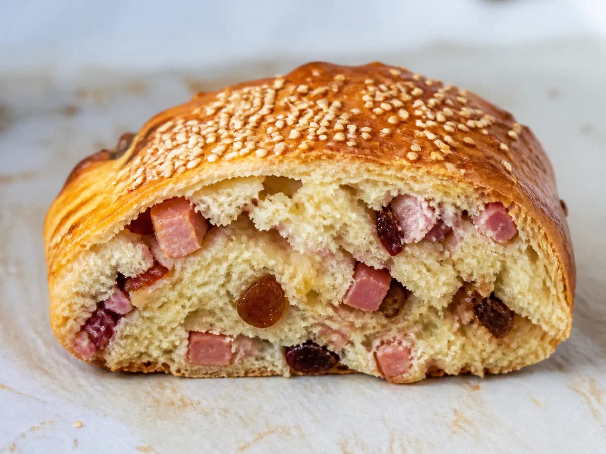 Pormenor de uma porção de Bolo Rei Salgado