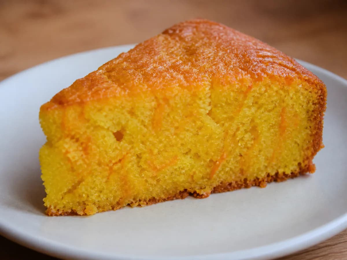 Pormenor de uma porção de Bolo de Cenoura com 200 g de Cenoura