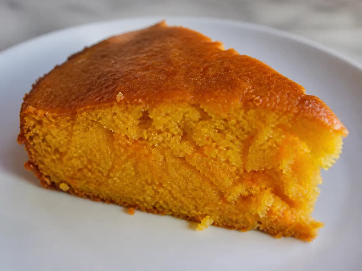 Pormenor de uma porção de Bolo de Cenoura com Três Cenouras