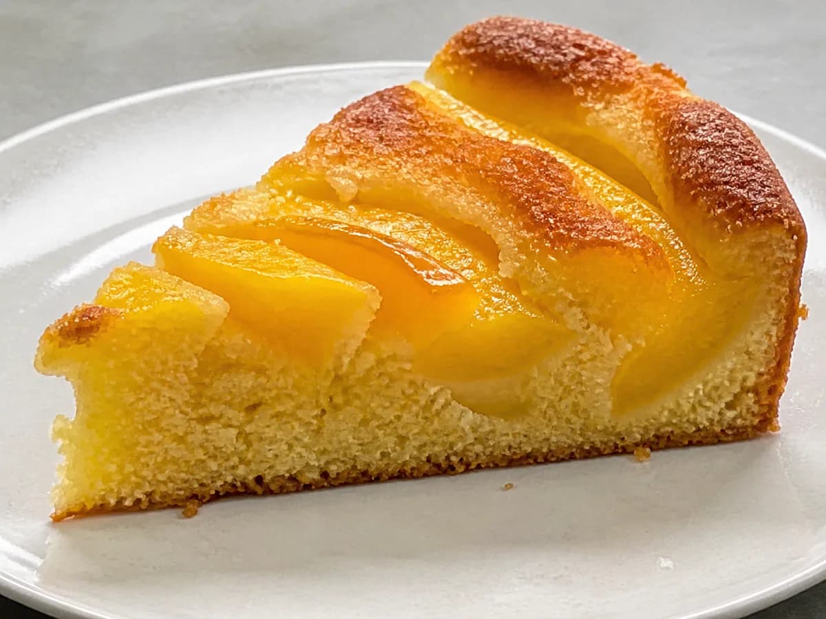 Pormenor de uma porção de Bolo Tarte de Pêssego