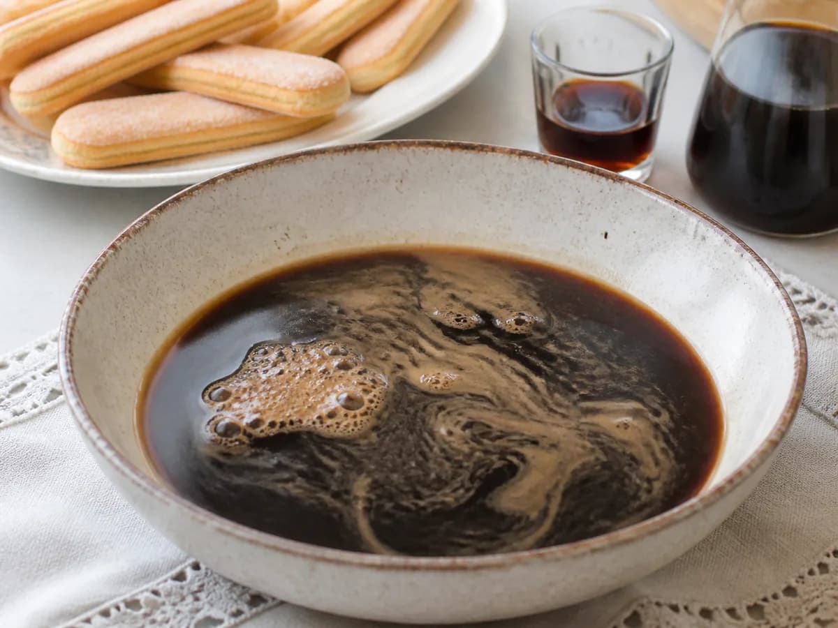 Preparação de Bolo Tiramisu de Chocolate, Café e Mascarpone durante a confeção
