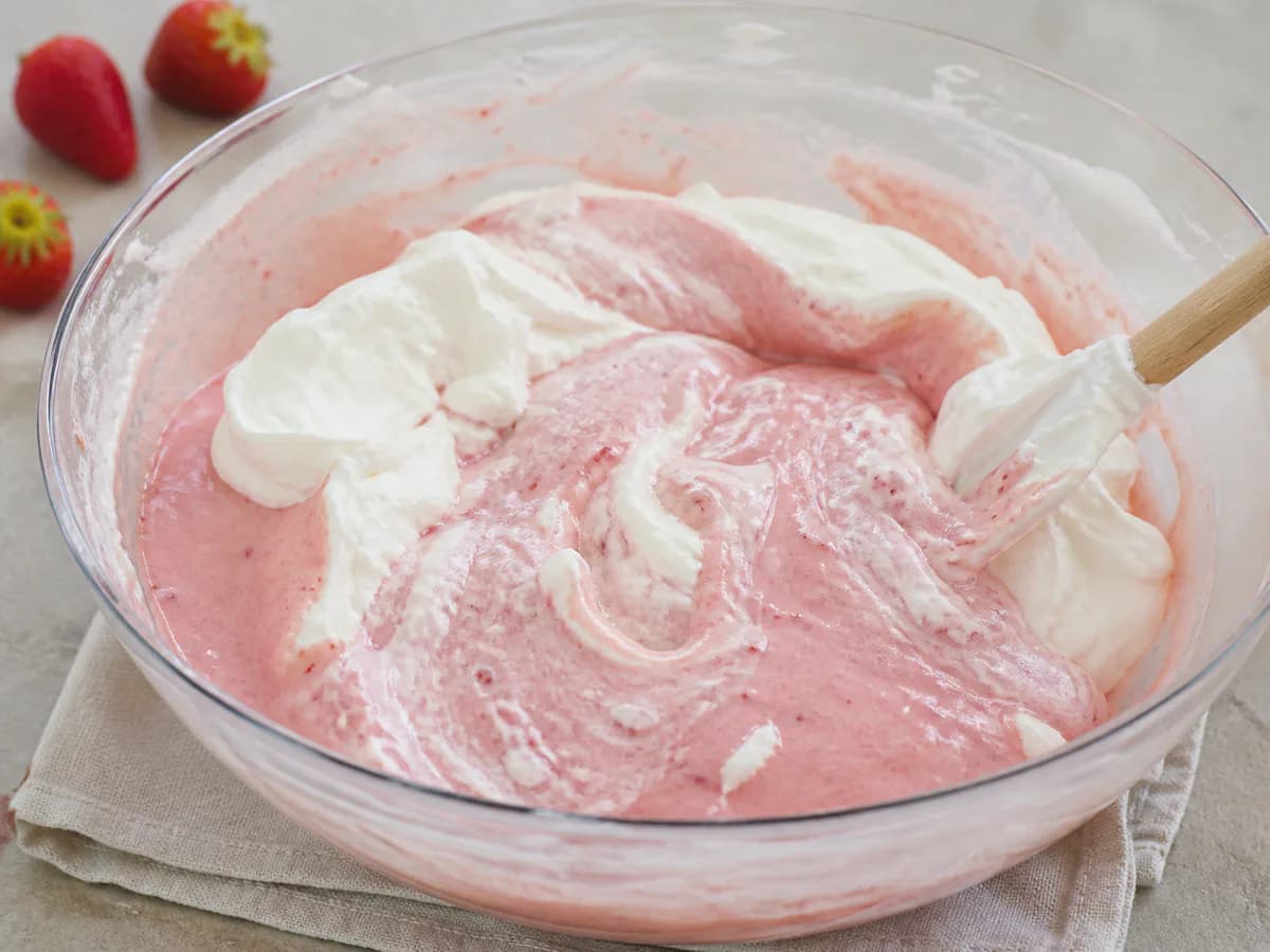 Preparação de Bolo Trufado de Chocolate com Mousse de Morango durante a confeção