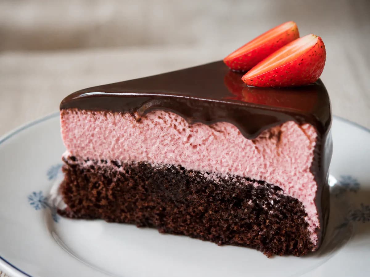 Pormenor de uma porção de Bolo Trufado de Chocolate com Mousse de Morango
