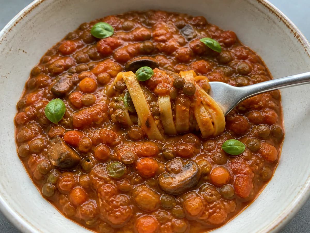 Pormenor de uma porção de Bolonhesa Vegetariana à Portuguesa