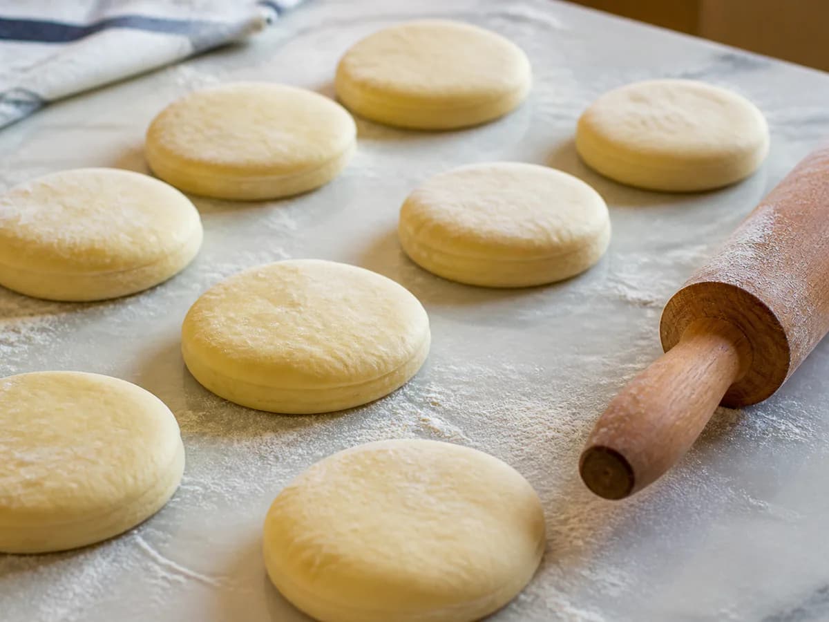 Preparação de Bolos Levedos de São Miguel na Máquina do Pão durante a confeção