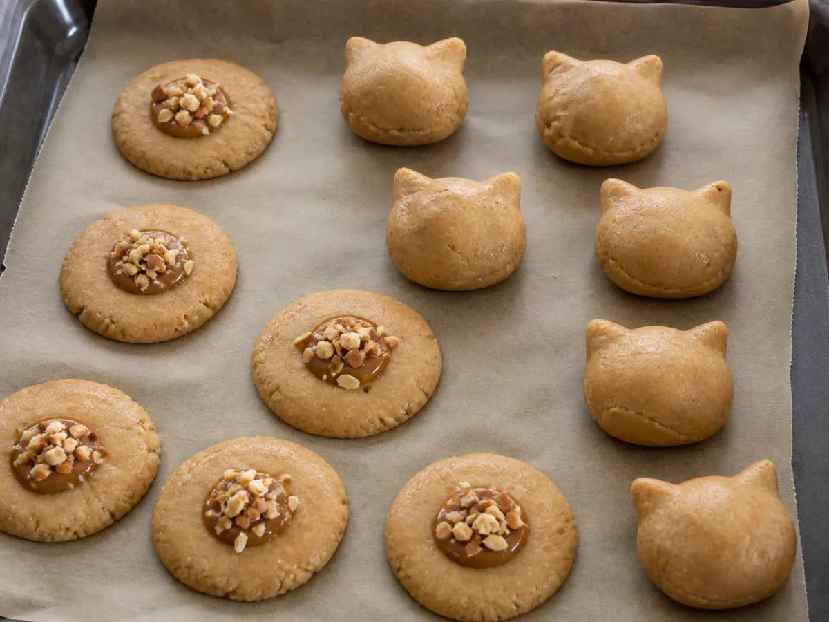 Preparação de Bombons Crocantes de Doce de Leite e Amêndoa (Estilo Hello Kitty) durante a confeção