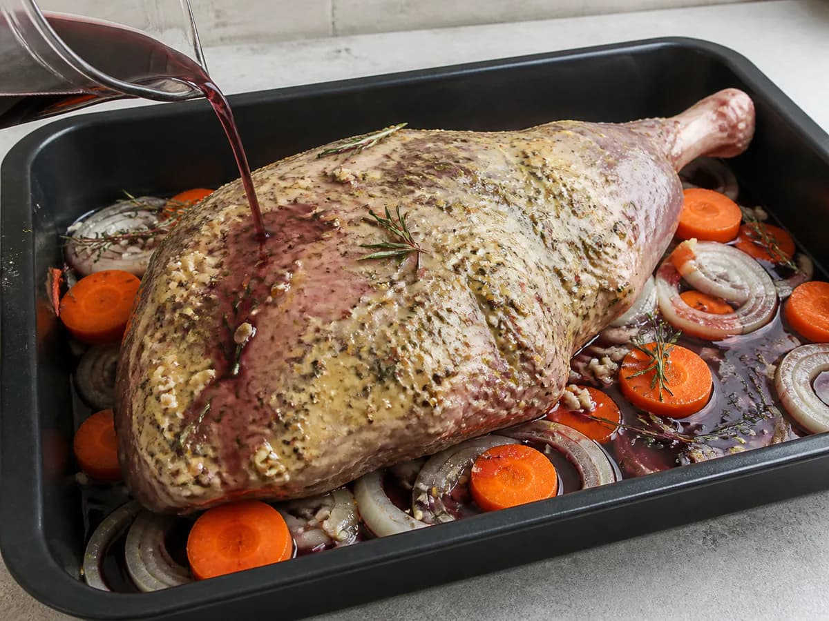 Preparação de Borrego Assado no Forno com Vinho Tinto e Mostarda durante a confeção