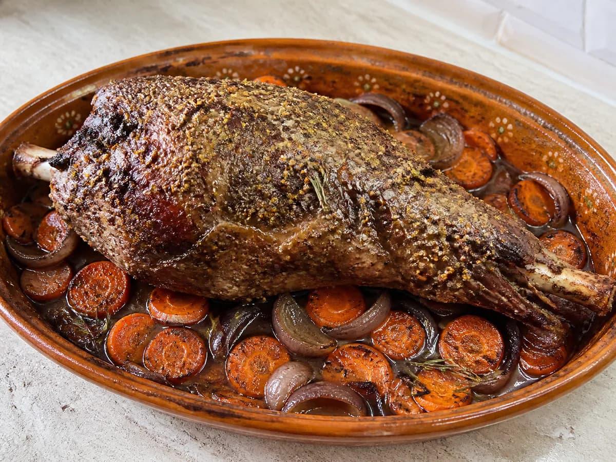 Borrego Assado no Forno com Vinho Tinto e Mostarda