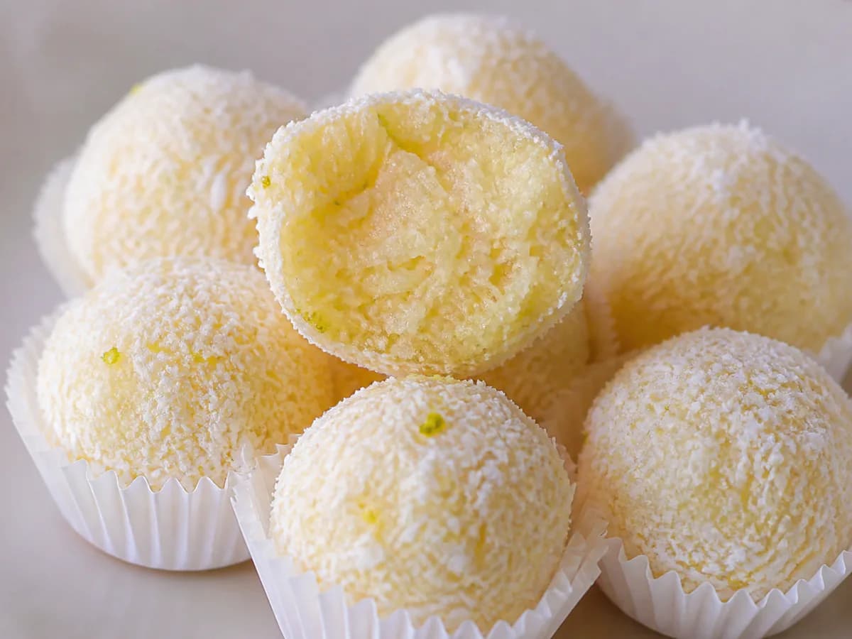 Pormenor de uma porção de Brigadeiros de Coco e Limão Siciliano