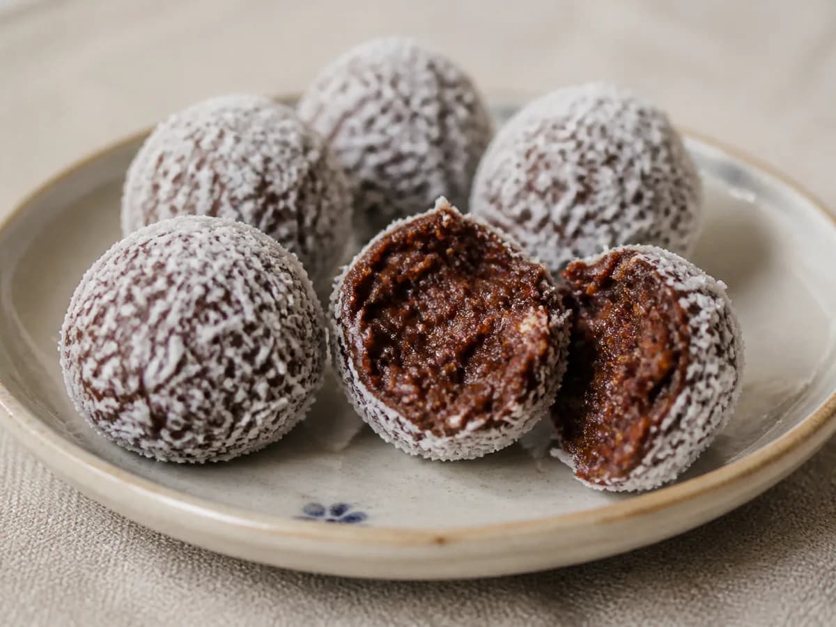 Pormenor de uma porção de Brigadeiros Saudáveis Deliciosos de Tâmara e Coco