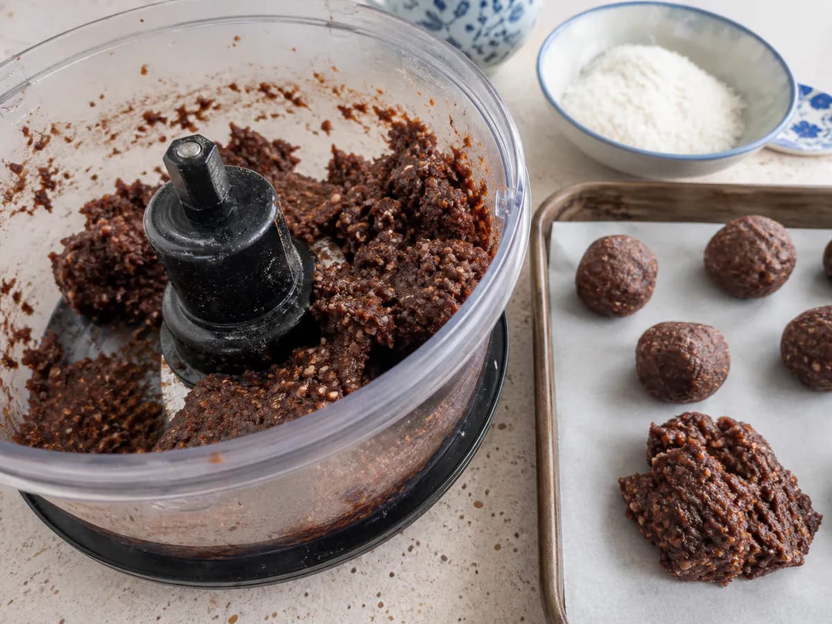 Preparação de Brigadeiros Saudáveis Deliciosos de Tâmara e Coco durante a confeção