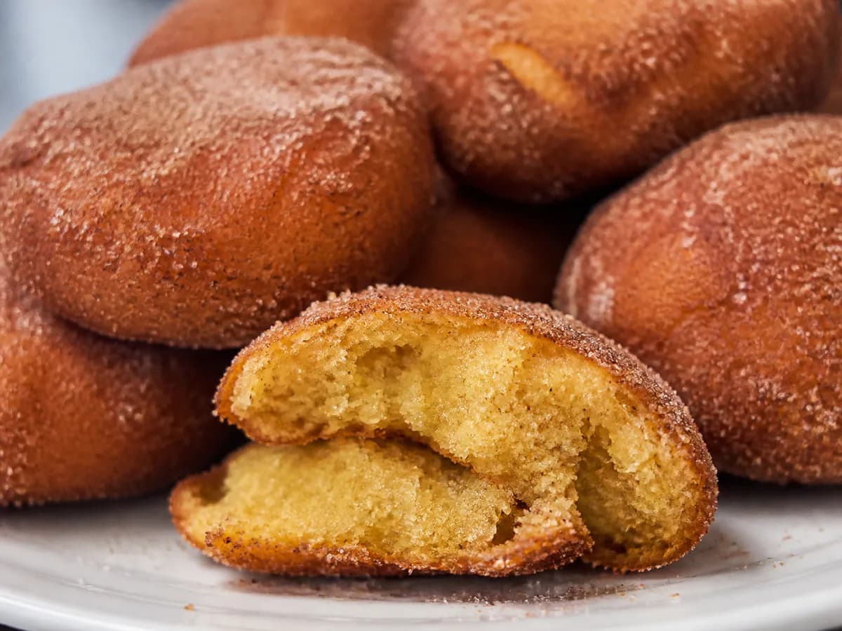 Pormenor de uma porção de Broinhas de Batata Doce para os Santos
