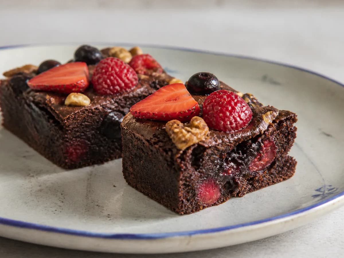 Pormenor de uma porção de Brownies de Chocolate e Frutos Vermelhos