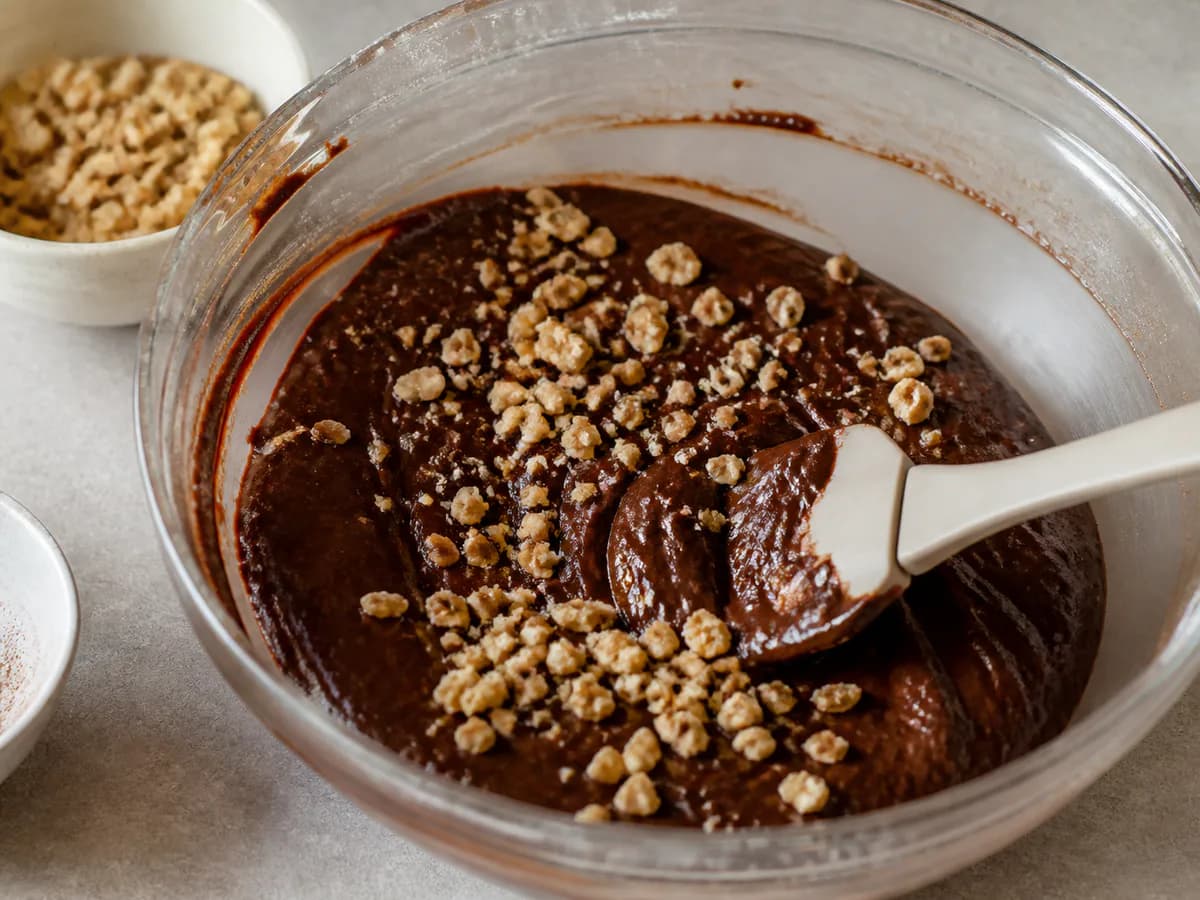 Preparação de Brownies de Chocolate e Frutos Vermelhos durante a confeção