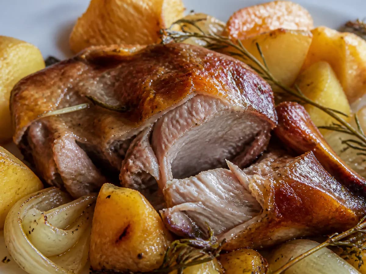 Pormenor de uma porção de Cabrito à Padeiro