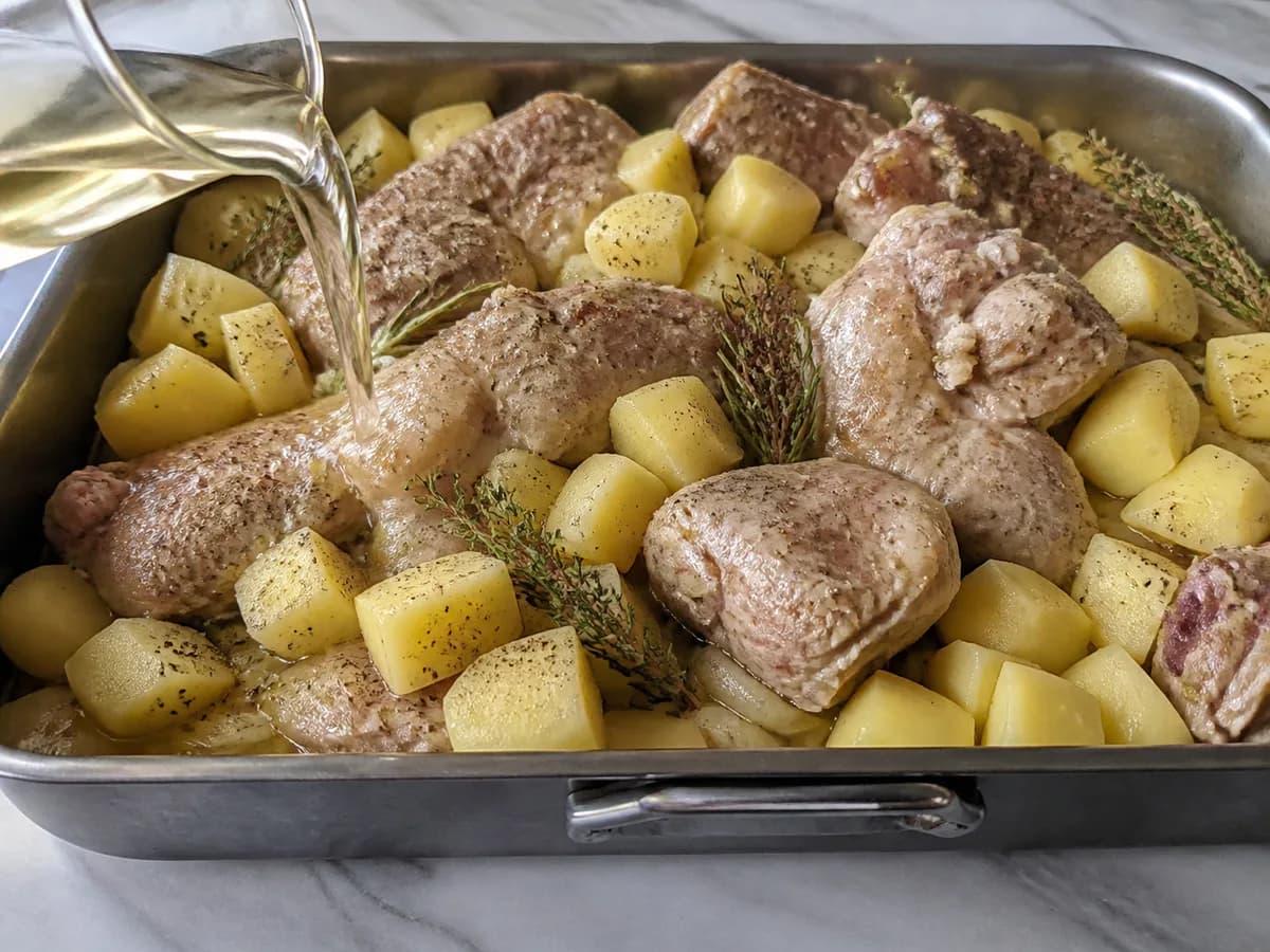 Preparação de Cabrito à Padeiro durante a confeção