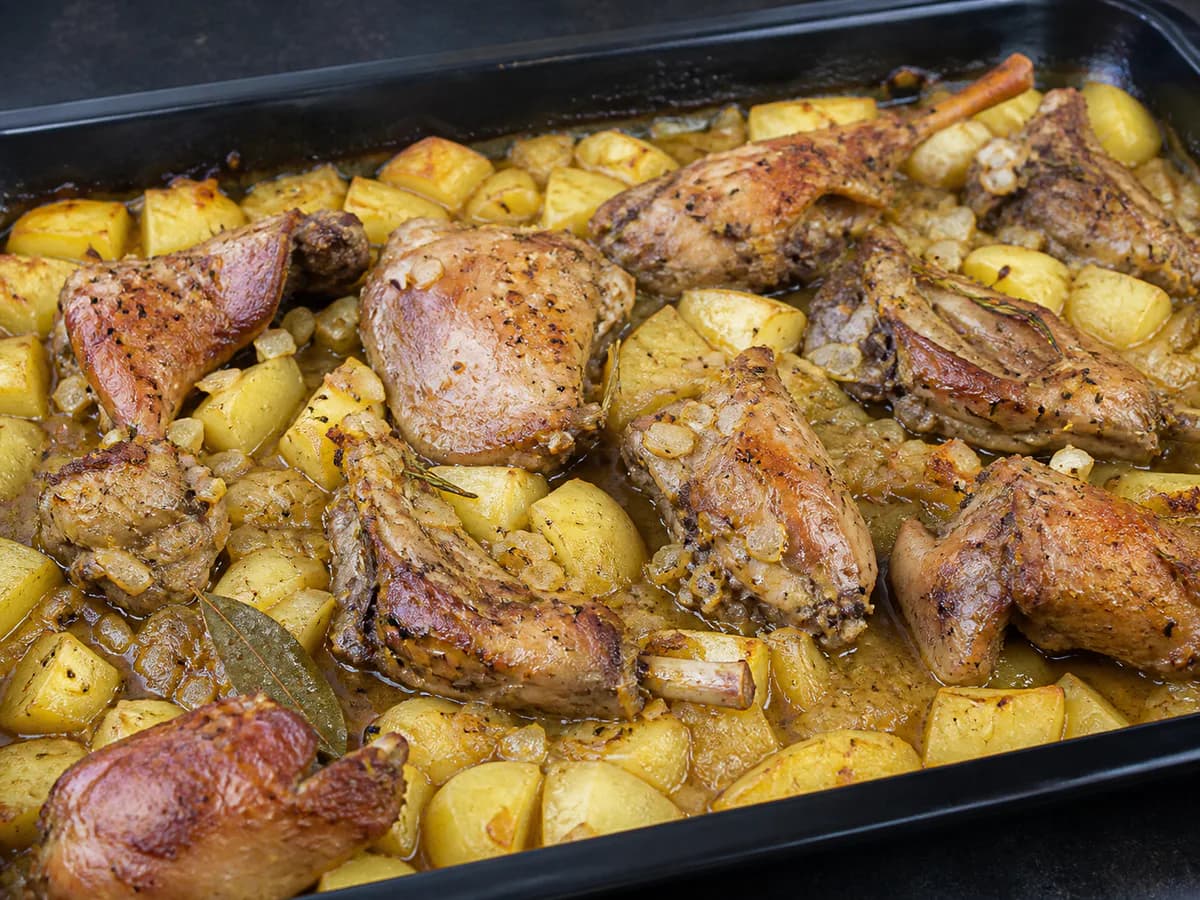 Preparação de Cabrito Assado com Batata e Arroz de Miúdos durante a confeção