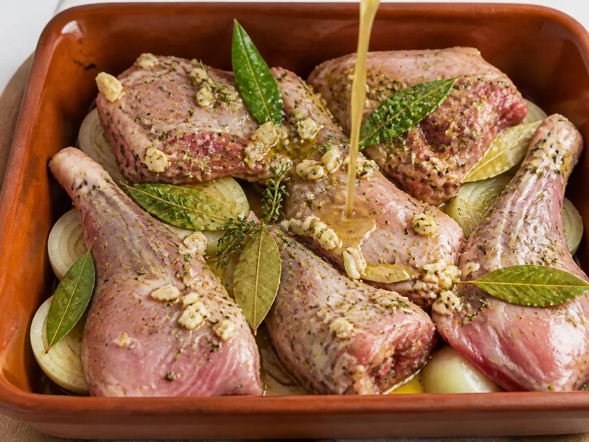 Preparação de Cabrito Assado no Forno à Portuguesa durante a confeção