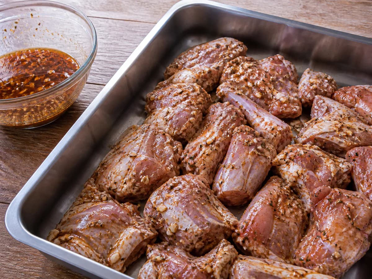 Preparação de Cabrito da Páscoa Assado no Forno durante a confeção