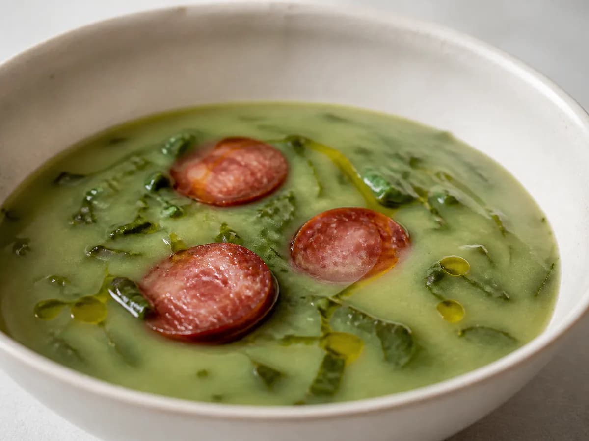 Pormenor de uma porção de Caldo Verde
