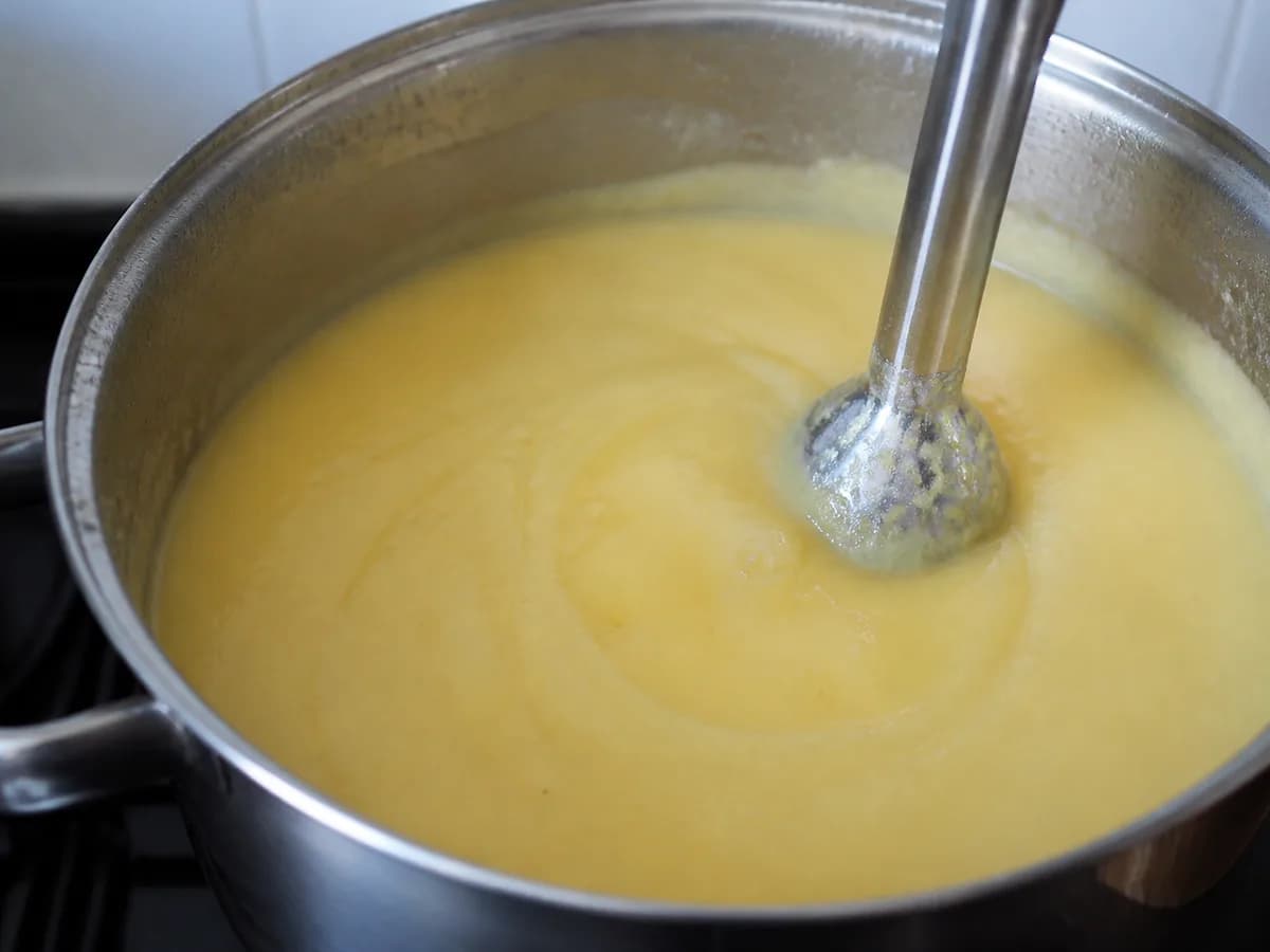 Preparação de Caldo Verde durante a confeção