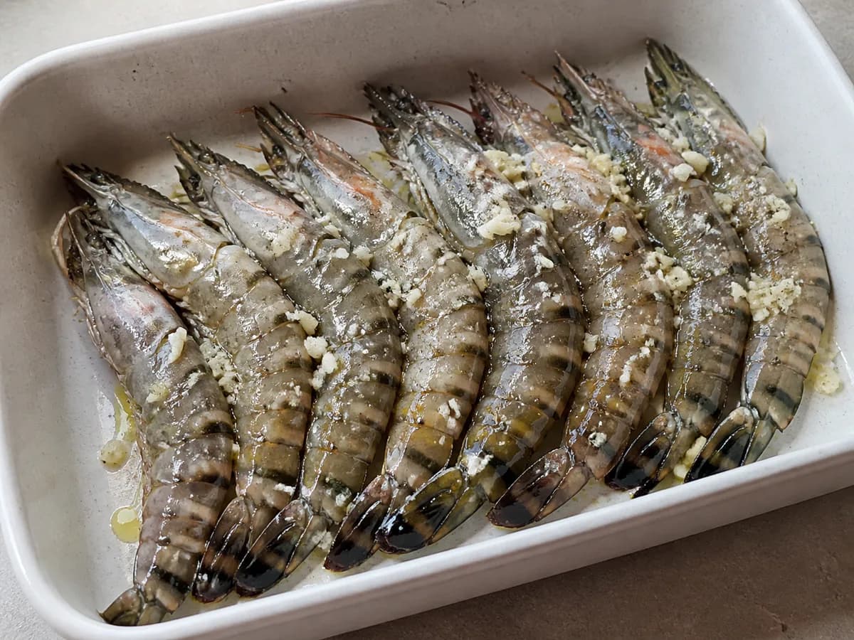 Preparação de Camarão Tigre Grelhado com Açorda de Gambas durante a confeção