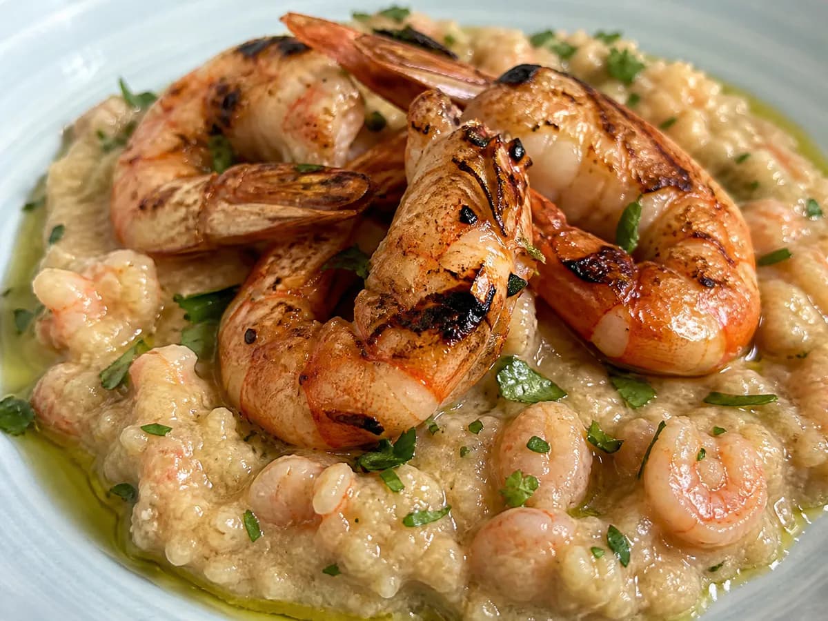 Pormenor de uma porção de Camarão Tigre Grelhado com Açorda de Gambas