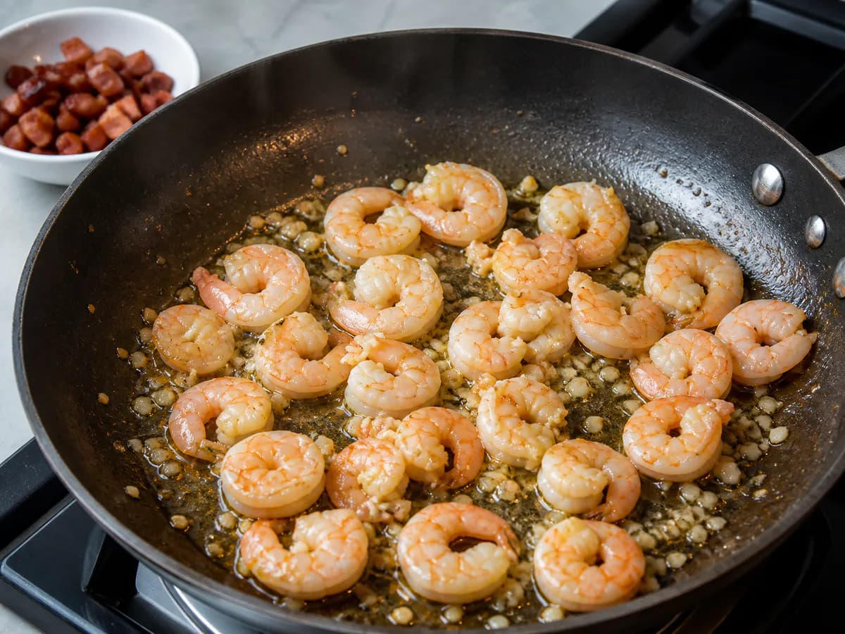 Preparação de Camarões com Bacon: Uma Entrada Deliciosa durante a confeção