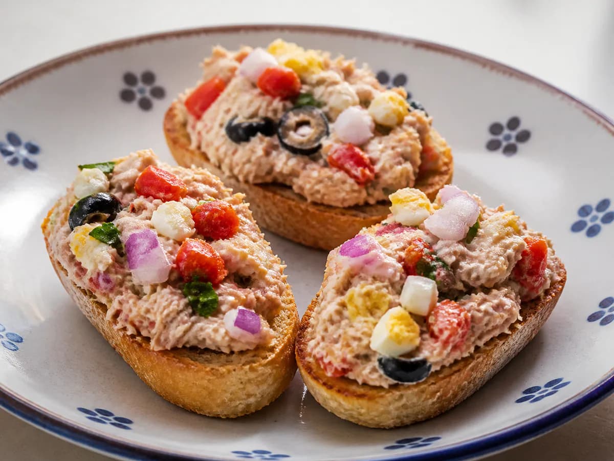 Pormenor de uma porção de Canapés de Atum à Portuguesa