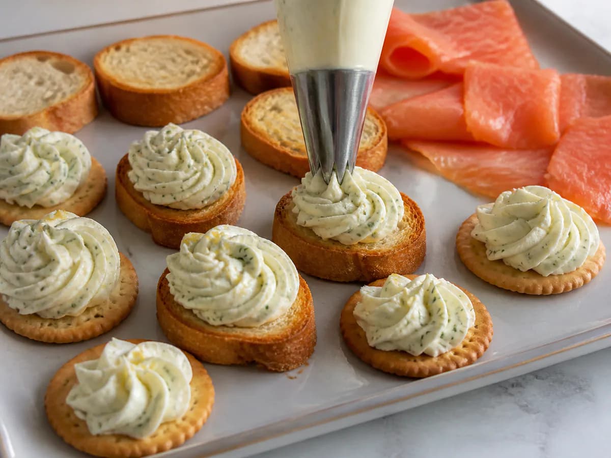 Preparação de Canapés de Salmão Fumado e Queijo Creme durante a confeção