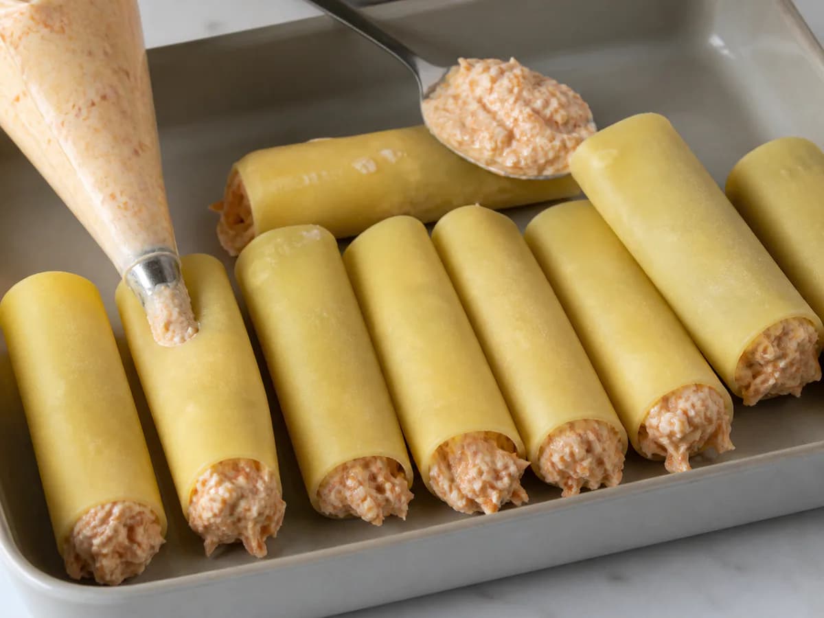 Preparação de Canelloni de Pescada com Molho de Tomate e Natas durante a confeção
