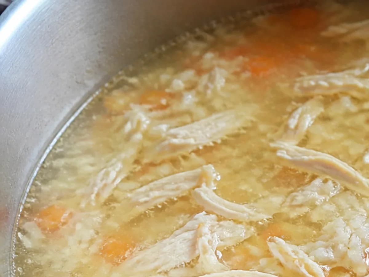 Preparação de Canja de Galinha com Cenoura, Chouriço e Ovo Cozido durante a confeção