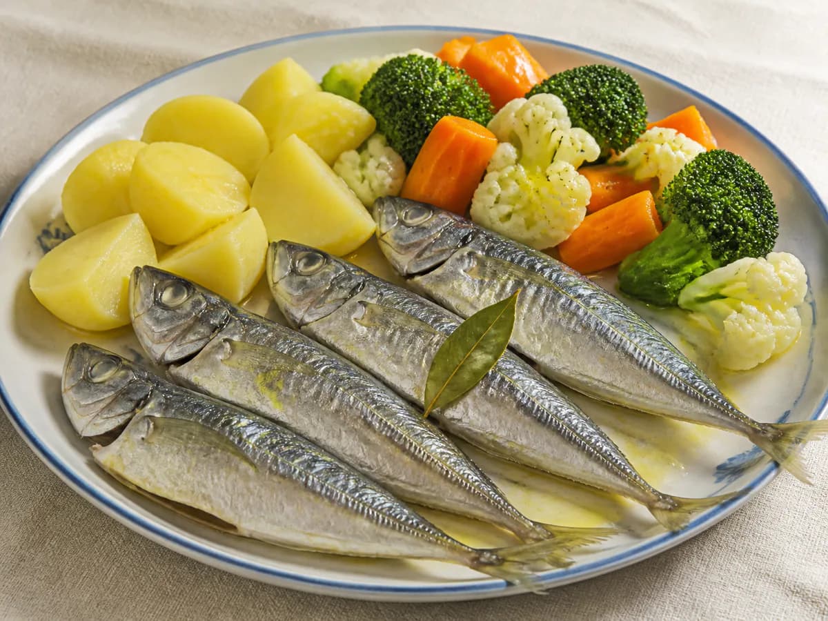 Carapaus Cozidos com Legumes a Vapor e Batata Cozida