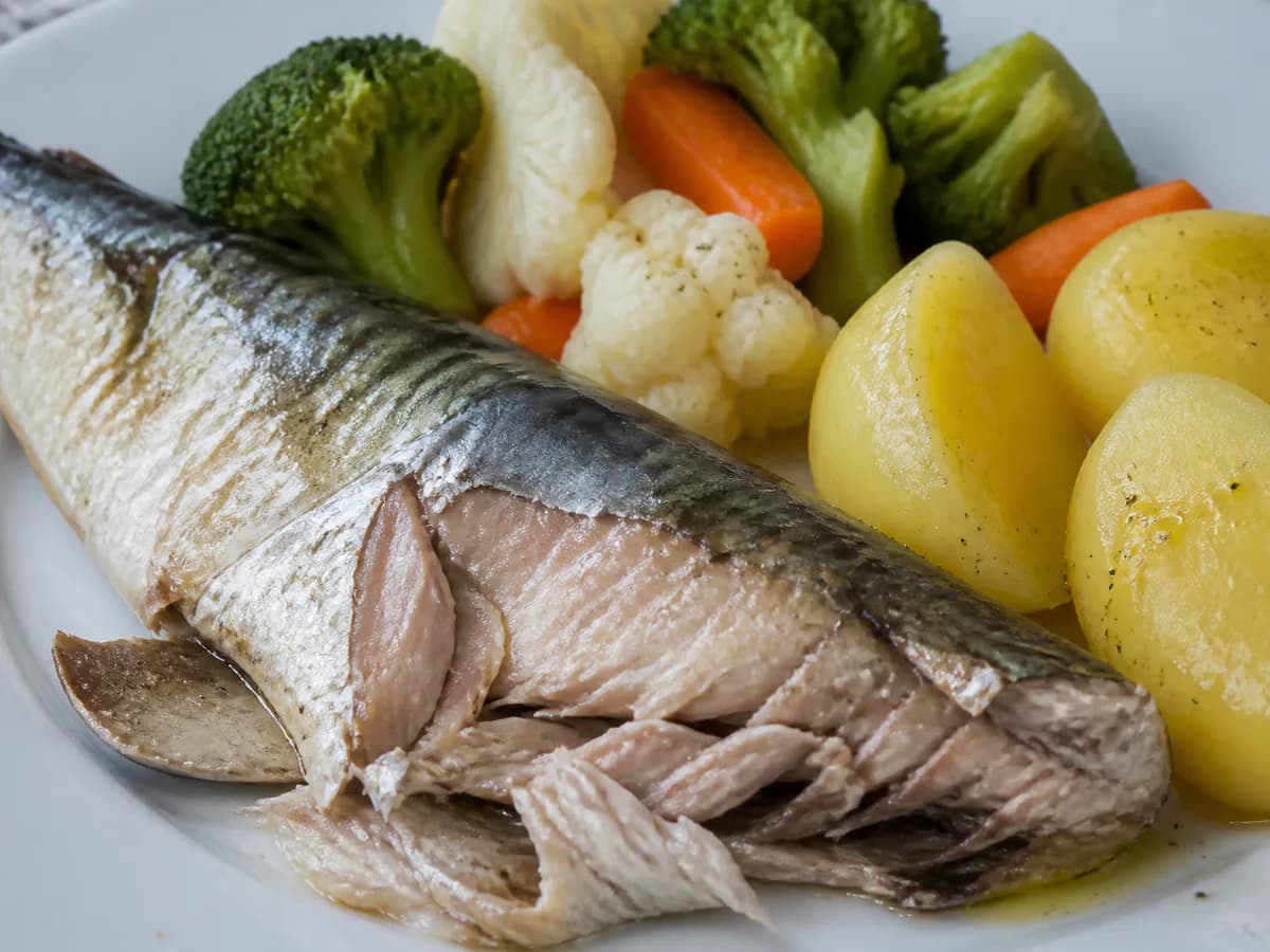 Pormenor de uma porção de Carapaus Cozidos com Legumes a Vapor e Batata Cozida