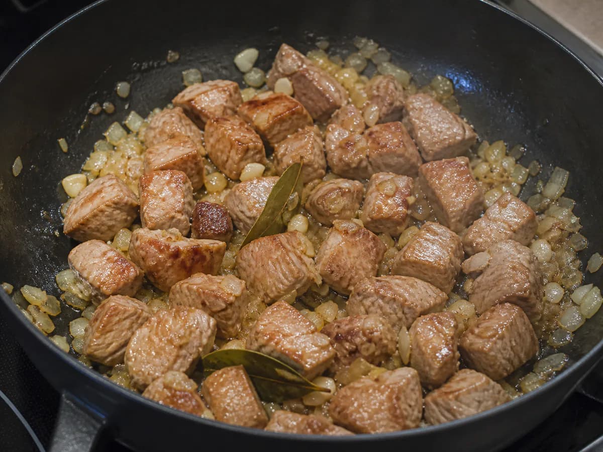 Preparação de Carne de Porco à Alentejana Rápida durante a confeção