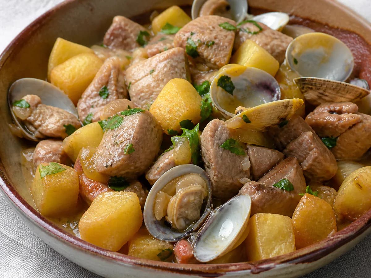 Pormenor de uma porção de Carne de Porco à Alentejana com Batatas
